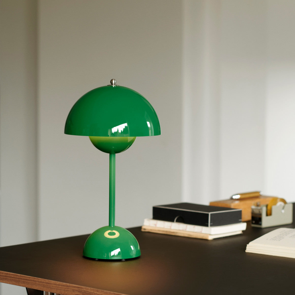 Flowerpot VP9 Portable Lamp, Signal Green