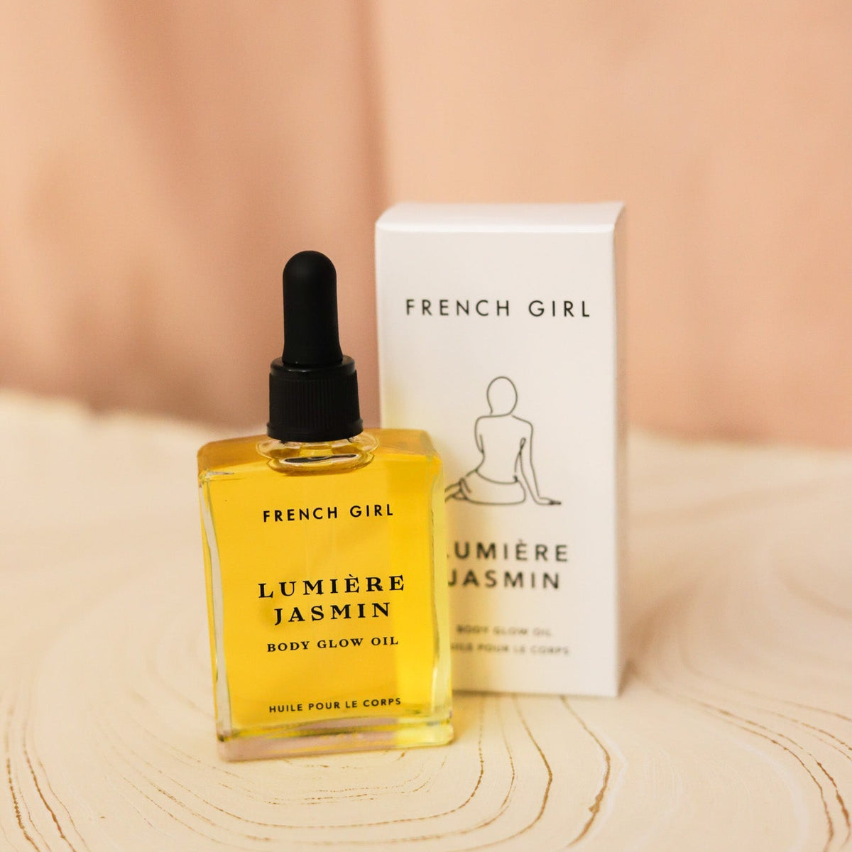 French Girl Lavande Sea Soak blends mineral-rich bath salts with pure lavender essential oils for a calming, restorative and beautifully fragrant bath.