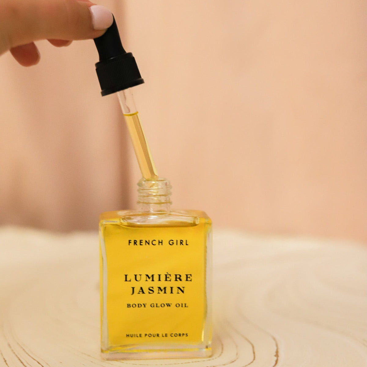 French Girl Lavande Sea Soak blends mineral-rich bath salts with pure lavender essential oils for a calming, restorative and beautifully fragrant bath.