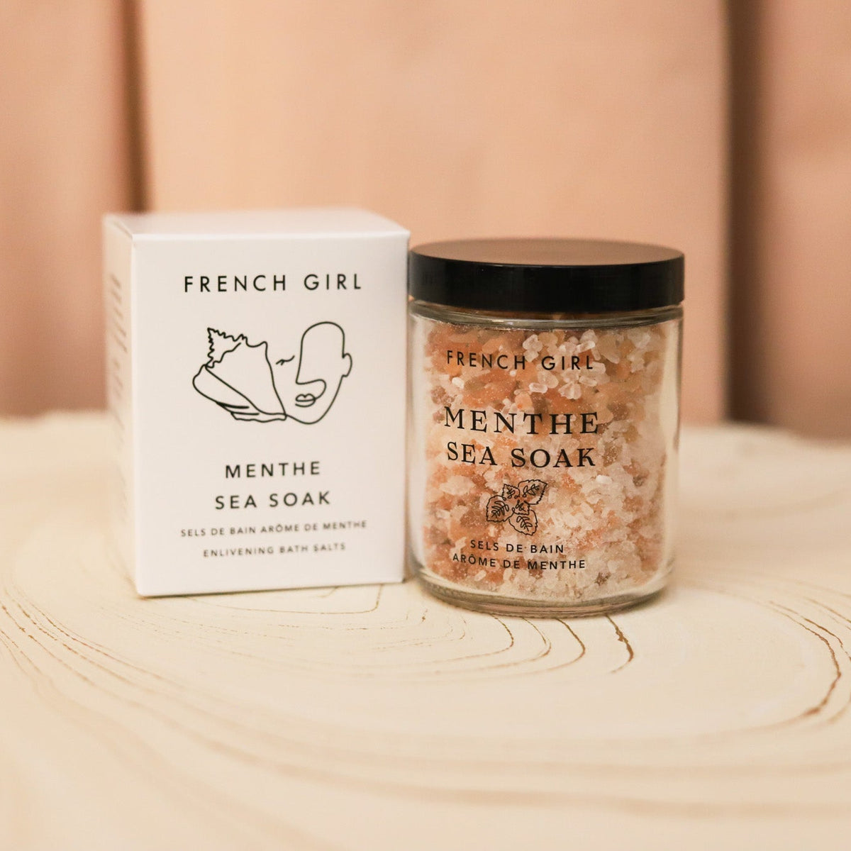 French Girl Menthe Sea Soak blends mineral-rich salts with peppermint, rosemary and lavender for a refreshing, restorative and relaxing bath ritual.