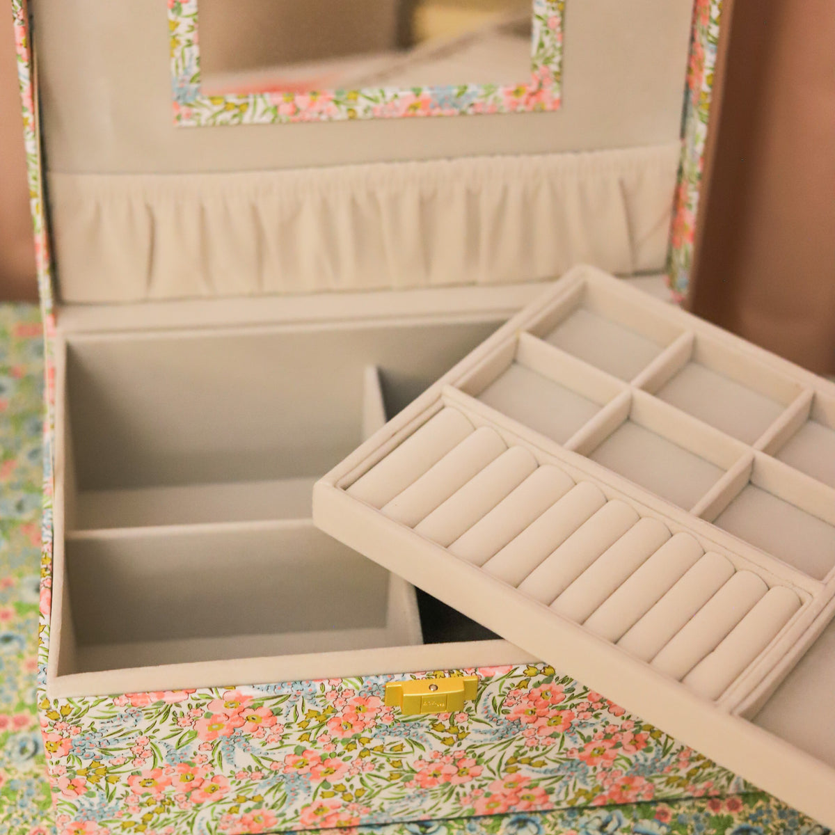 Liberty Large Jewelry Box, Swirling Petals Pink