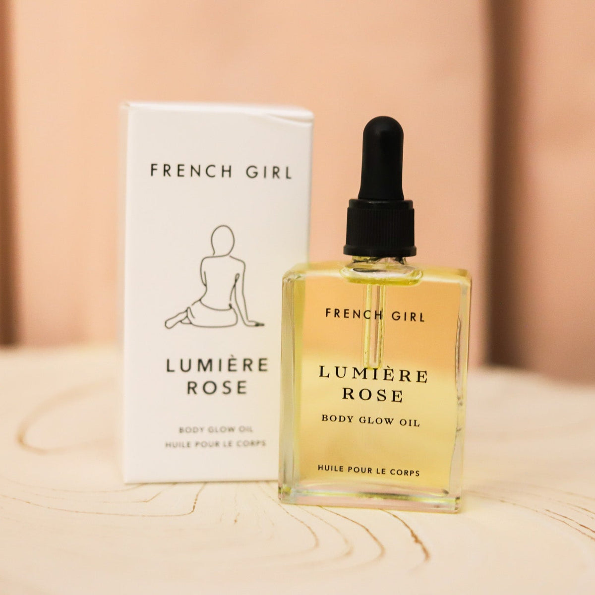 French Girl Lumière Rose Body Glow Oil deeply moisturizes with nourishing plant oils while leaving skin soft, luminous and delicately scented with rose.