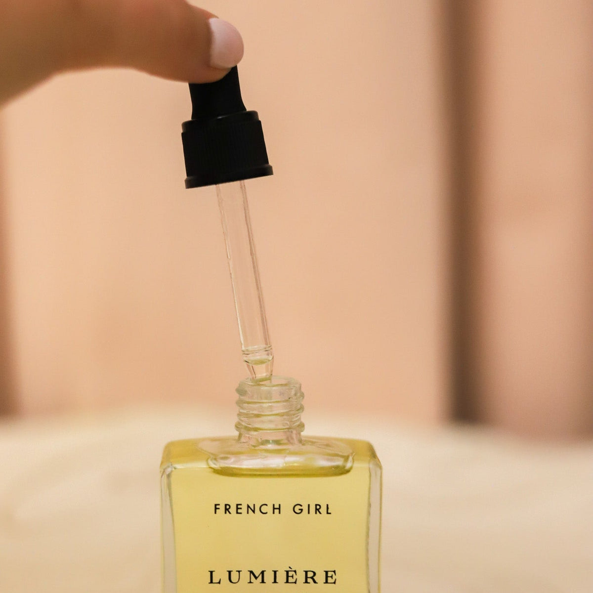 French Girl Lumière Rose Body Glow Oil deeply moisturizes with nourishing plant oils while leaving skin soft, luminous and delicately scented with rose.
