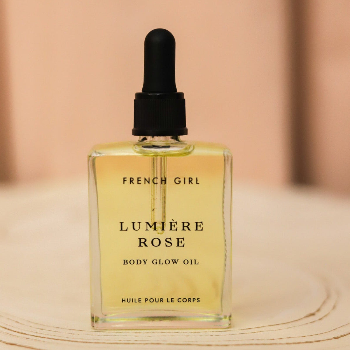 French Girl Lumière Rose Body Glow Oil deeply moisturizes with nourishing plant oils while leaving skin soft, luminous and delicately scented with rose.