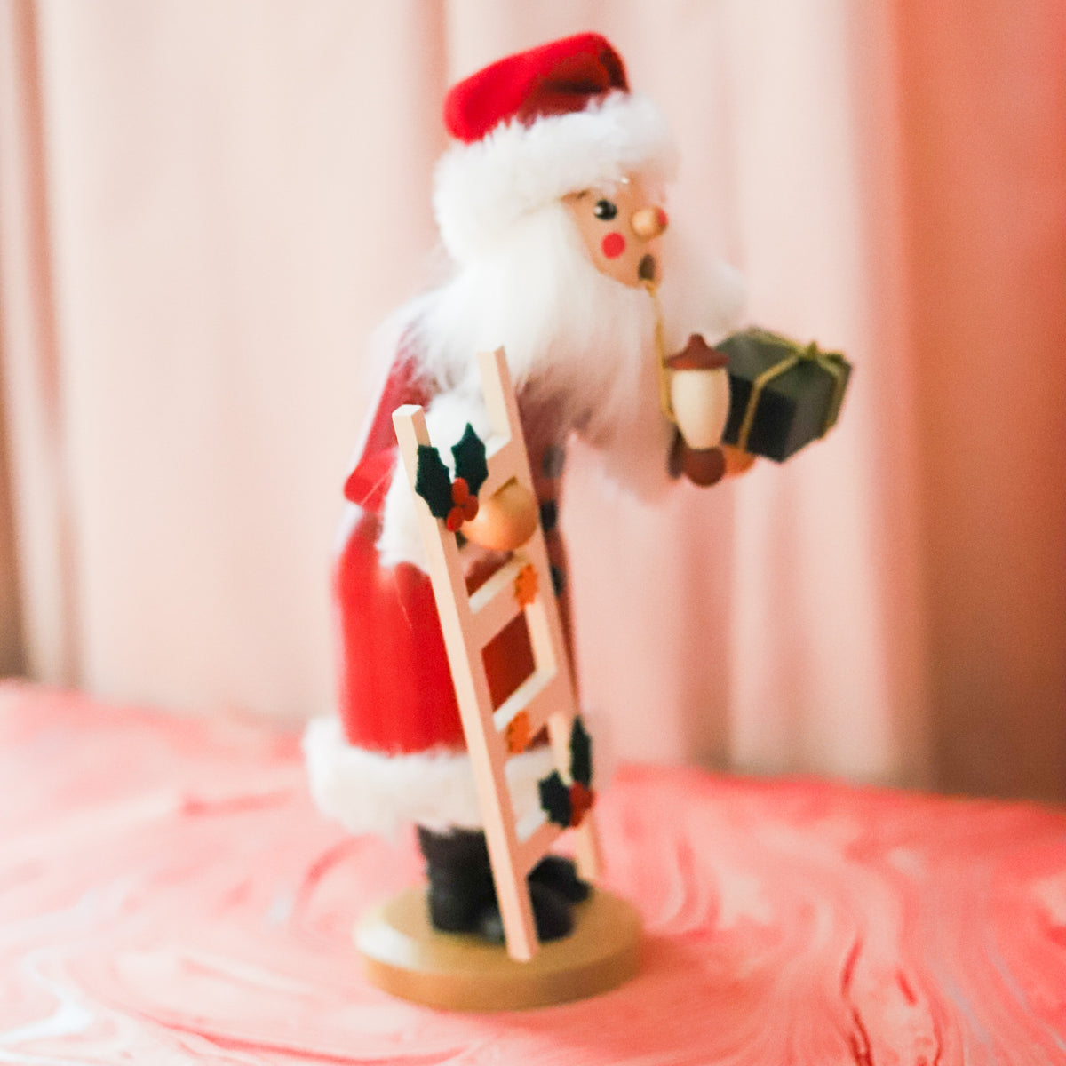 Merry Old Saint Nick Smoker, 11.2"