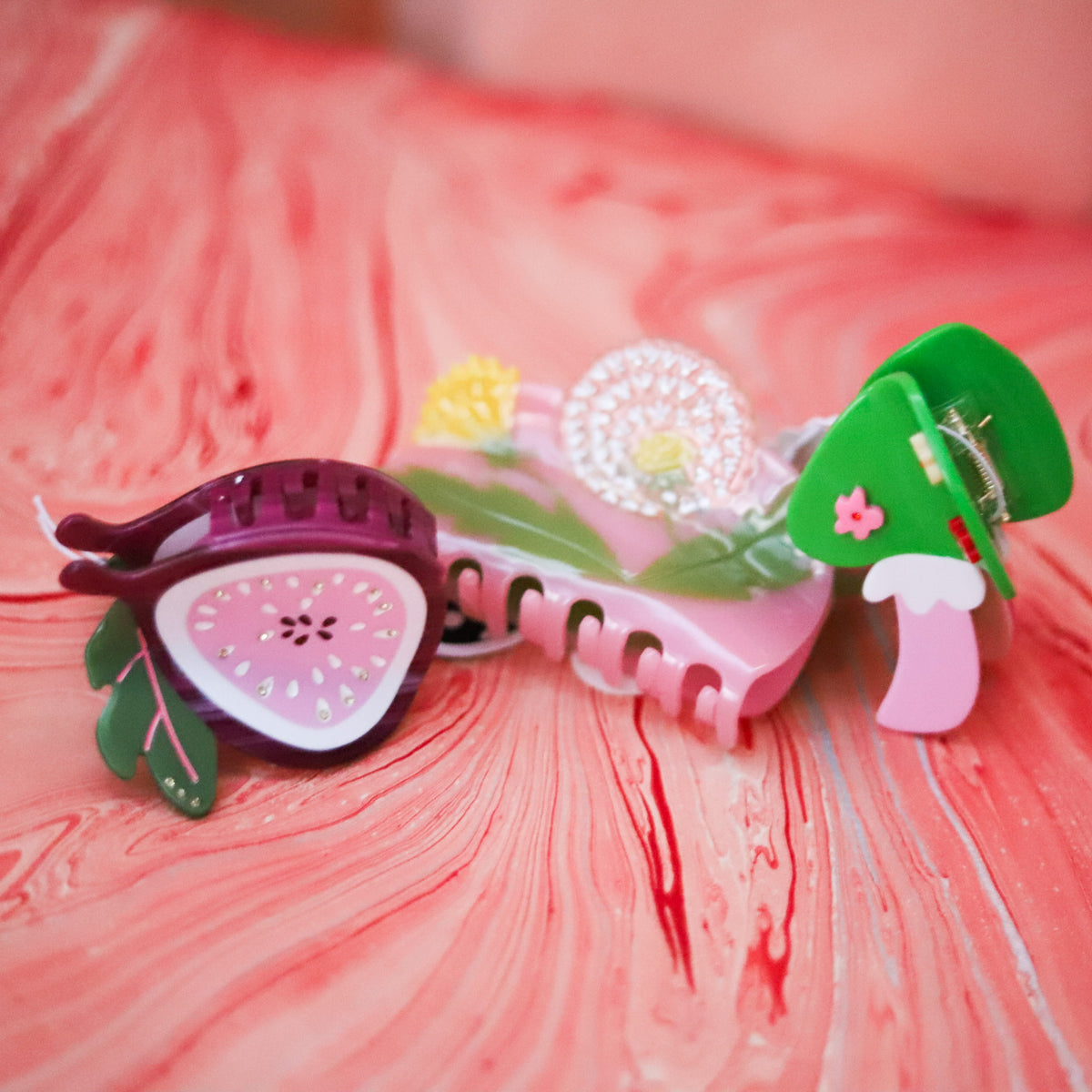 Add a playful touch with the Sweet Fig Hair Claw, handmade from cellulose acetate with rich plum, pink and green fig details and a secure medium-size grip.