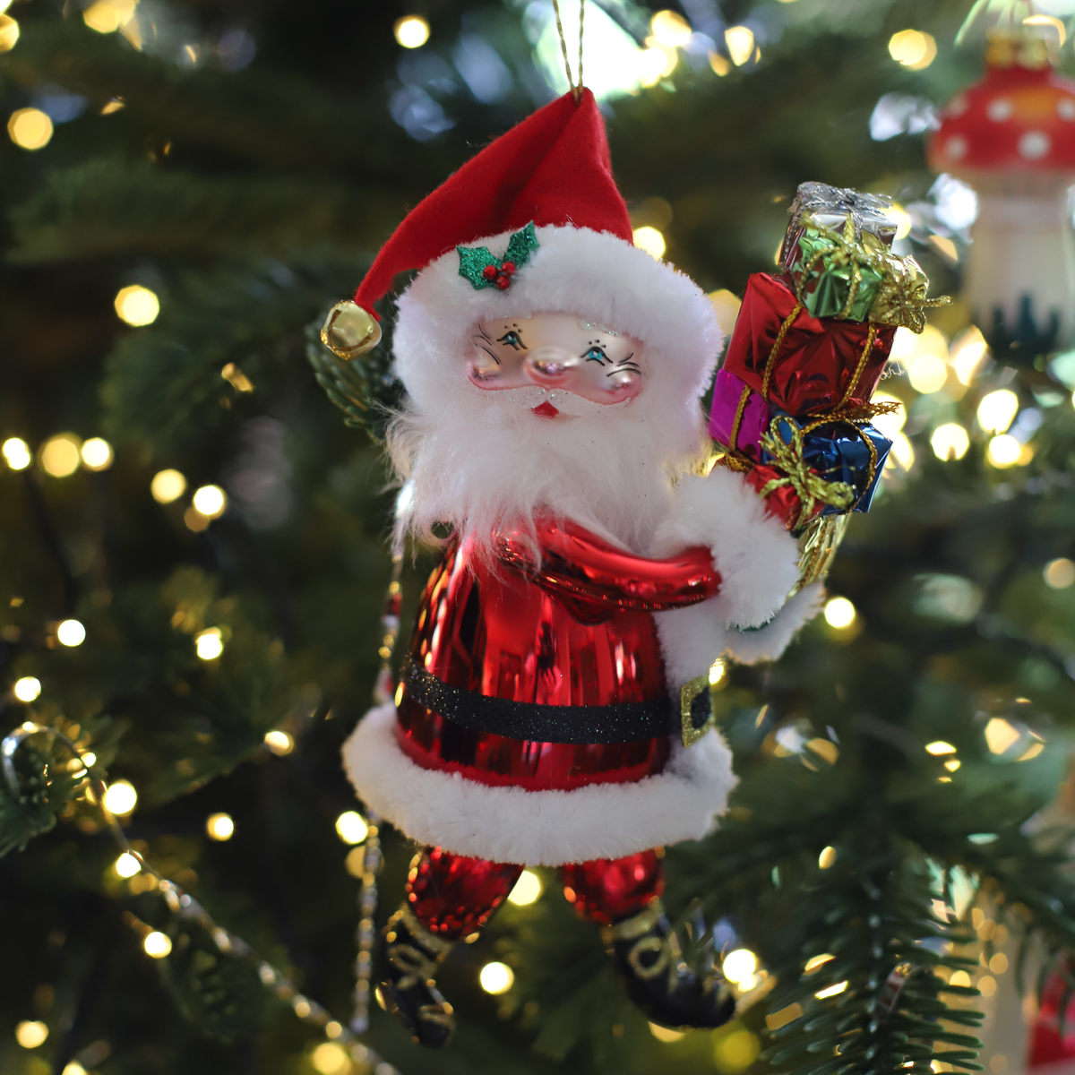 Handcrafted Soffieria De Carlini Santa glass ornament with stacked Christmas gifts and hand-finished details