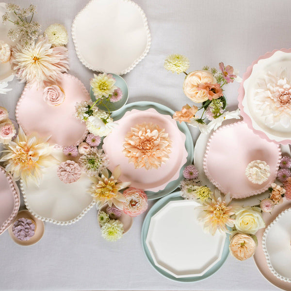 Sculpted Dot Edged Paper Plates